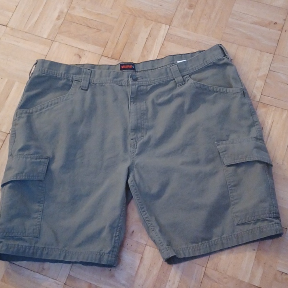Wolverine cargo shorts size 44 green